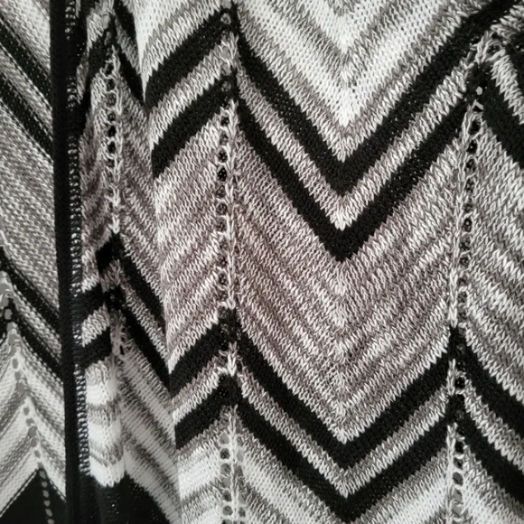 Avenue || (18/20) Black White Gray Chevron Print Open Front Cardigan Sweater - Picture 4 of 6